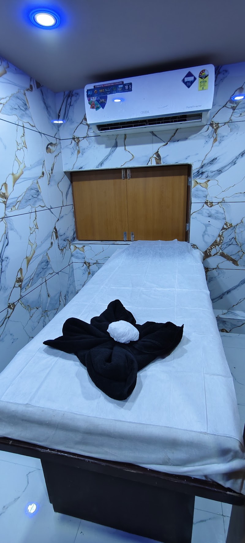 Kamrej 7C unisex Salon & Spa - Wellness Retreat in Kamrej