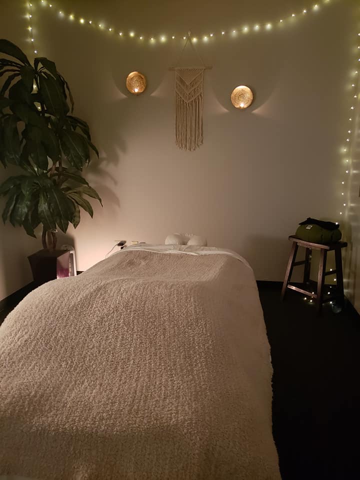 Aaahh-Mazing Hands Massage and HomeSpa Livonia - Day Spa in Livonia
