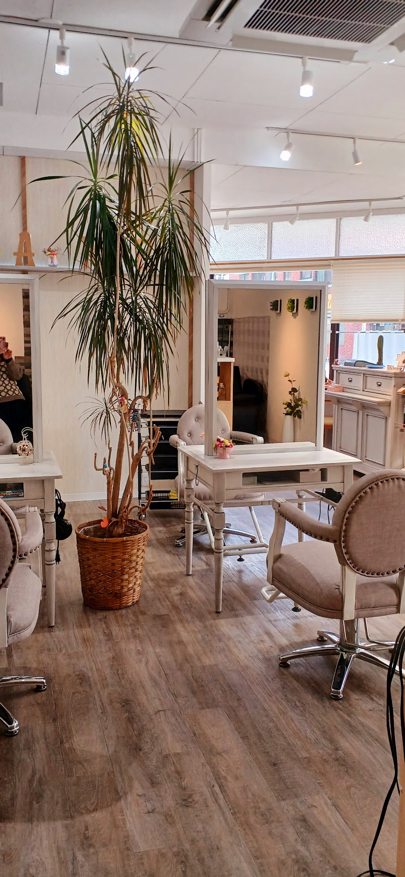 Beauty Salon SHAKE Saitama City Urawa Ward - Day Spa in Saitama City Urawa Ward