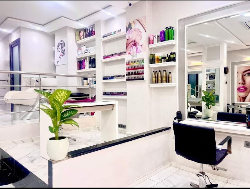 Blond Lady Salon and Spa Bd Ghandi - Day Spa in Bd Ghandi