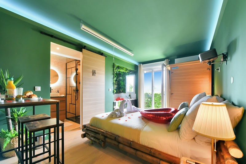 Jungle Room - SPA | Sauna | Jacuzzi | Vidéo-projecteur | Love Room Cannes - Medical Spa in Cannes
