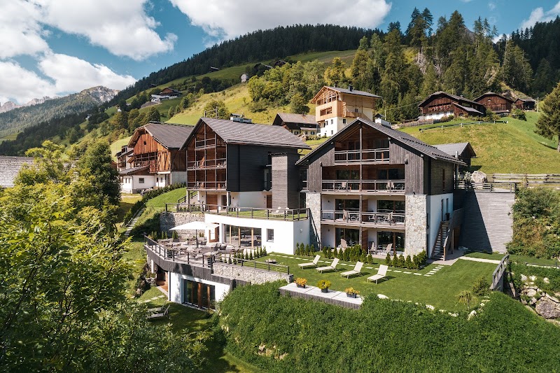 Les Dolomites Mountain Lodges ****