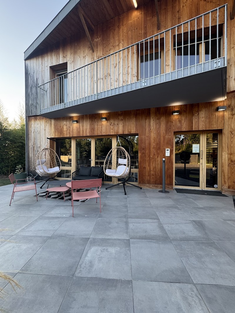 Marie Facialiste et Formatrice Massages bien être au Comptoir Beauté Bordeaux - Day Spa in Bordeaux